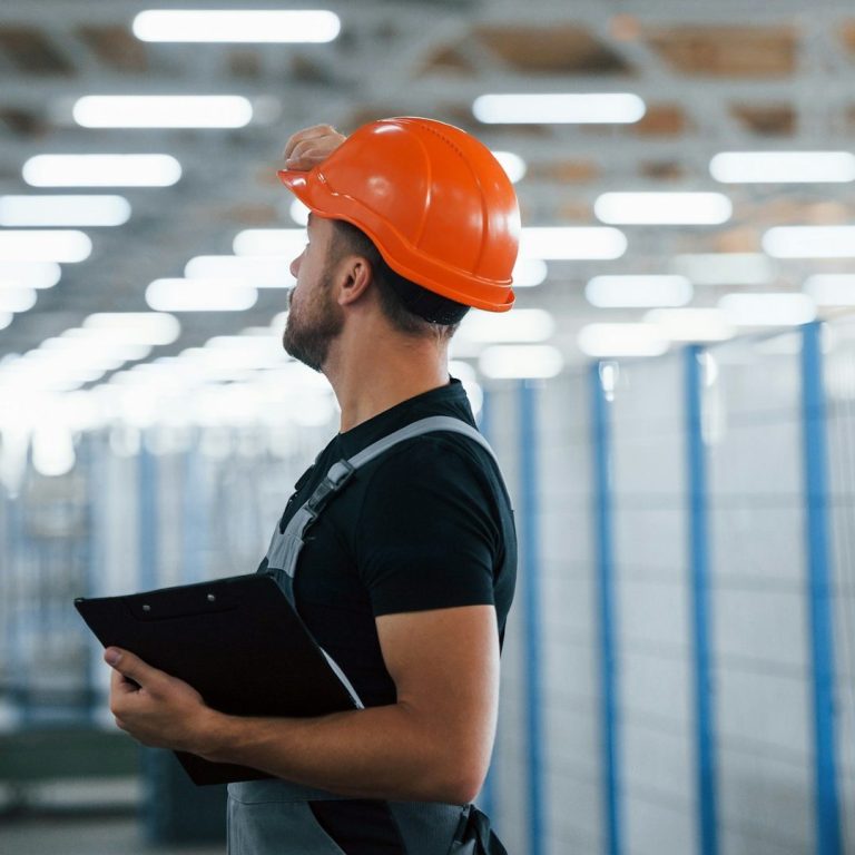 schutzhelm-orange-sec-support-sicherheitsberatung